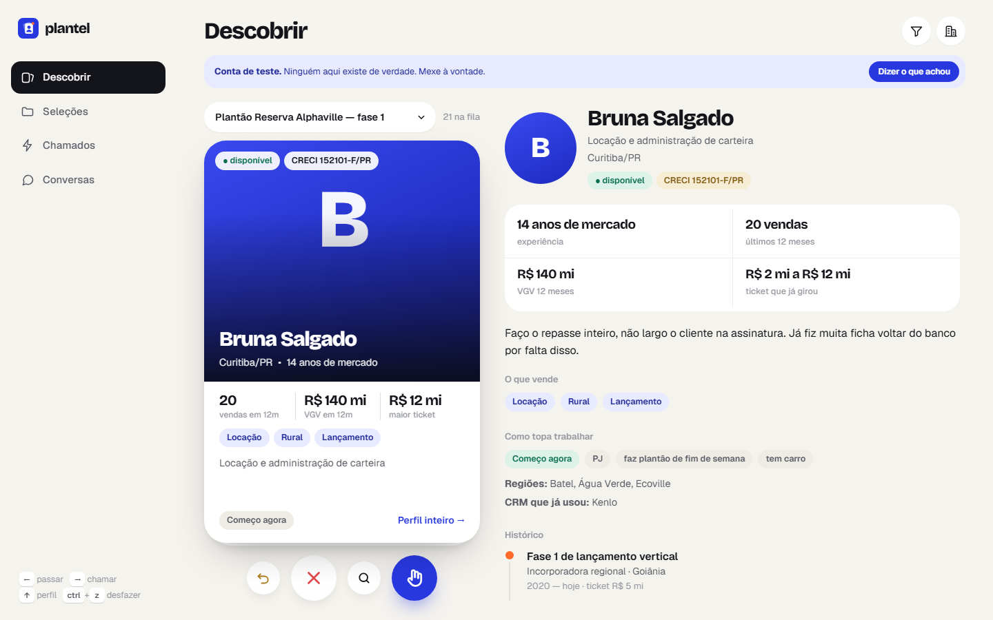 Tela do Di Plantão no computador: cartão do corretor à esquerda e perfil completo à direita